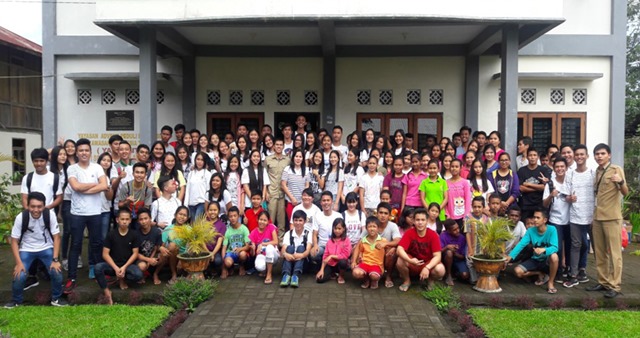 Foto bersama SA SMA UNKLAB dan Keluarga Besar YAPI